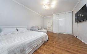 Apartment On Akhmatovoyi 32/18